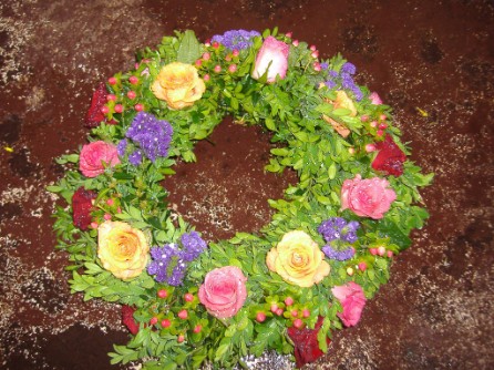 Blumenkranz für Beerdigung mit Rosen und Veilchen