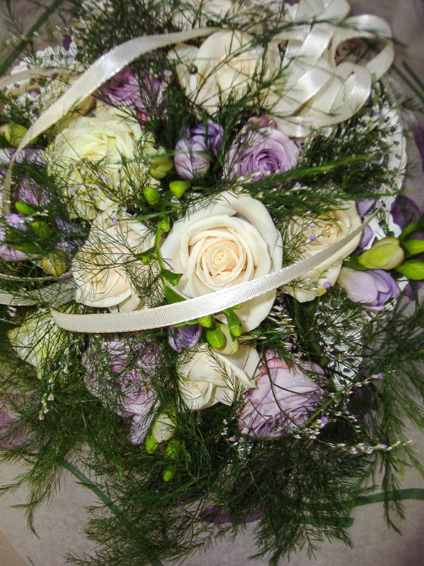 Blumenstrauß für Hochzeit mit weissen und lila Rosen